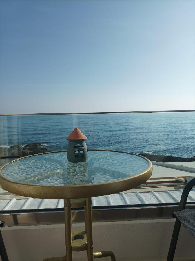 Beachfront Apartment Rethymno  Bagian luar foto